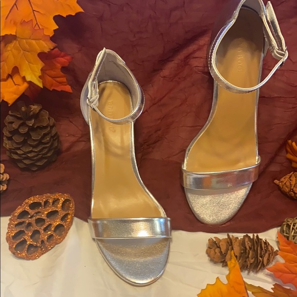 ladies silver shoes size 9